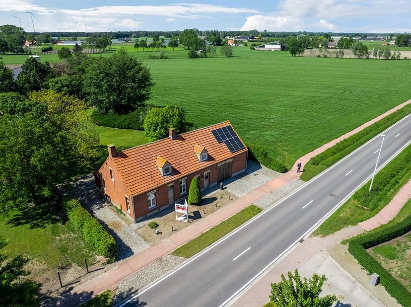 Locatie: <br />
Deze charmante hoeve bevindt zich in een rustige en groene omgeving in Meer, een deelgemeente van Hoogstraten. Ondanks de rustige ligg