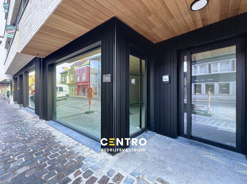 Handelsgelijkvloers - kantoor - praktijkruimte.&amp;nbsp;Nieuw EPC, na gedane werken, in opmaak !<br />
<br />
INDELING:<br />
Gelijkvloers (± 58,20 m²):&amp;