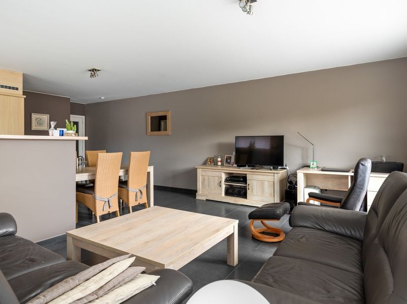 <br />
Op een toplocatie in Beerzel bevindt zich dit lichtrijke gelijkvloerse appartement met 1 slaapkamers, een zonnig terras, compact tuintje en een