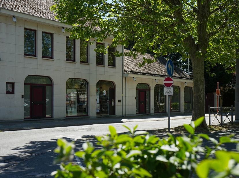 Dit imposante multifunctionele pand met gemengde bestemming, ideaal gelegen aan de Place de Nimy, zal liefhebbers van royale volumes en vastgoed met e