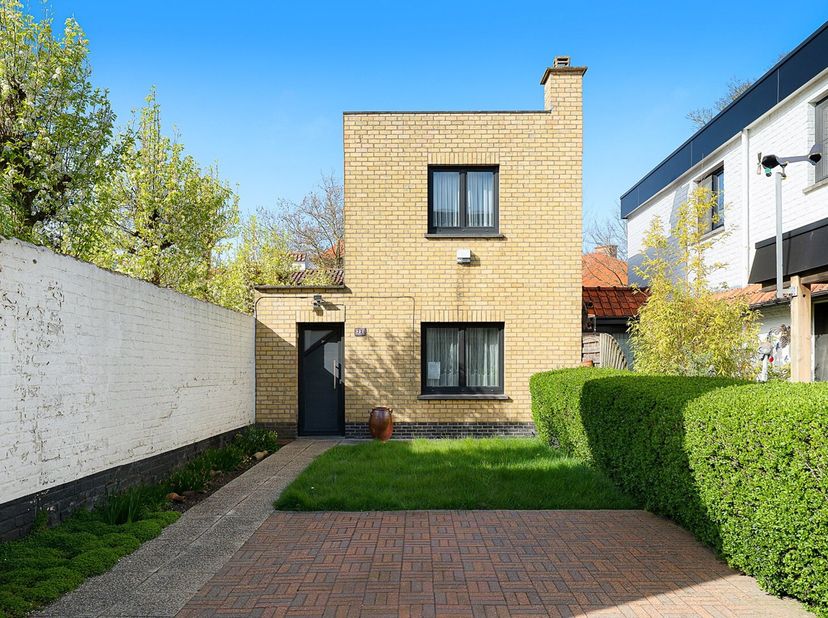 Op een rustige ligging in de Jan Devischstraat te Knokke bieden wij deze te slopen of volledig te renoveren woning aan. De woning beschikt over een ge