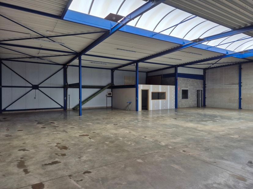 Op KMO-zone Kleine Heide in Oudsbergen wordt deze unit van 396m² te huur aangeboden. Het pand is voorzien van kantoor, kitchenette en sanitair (totaal