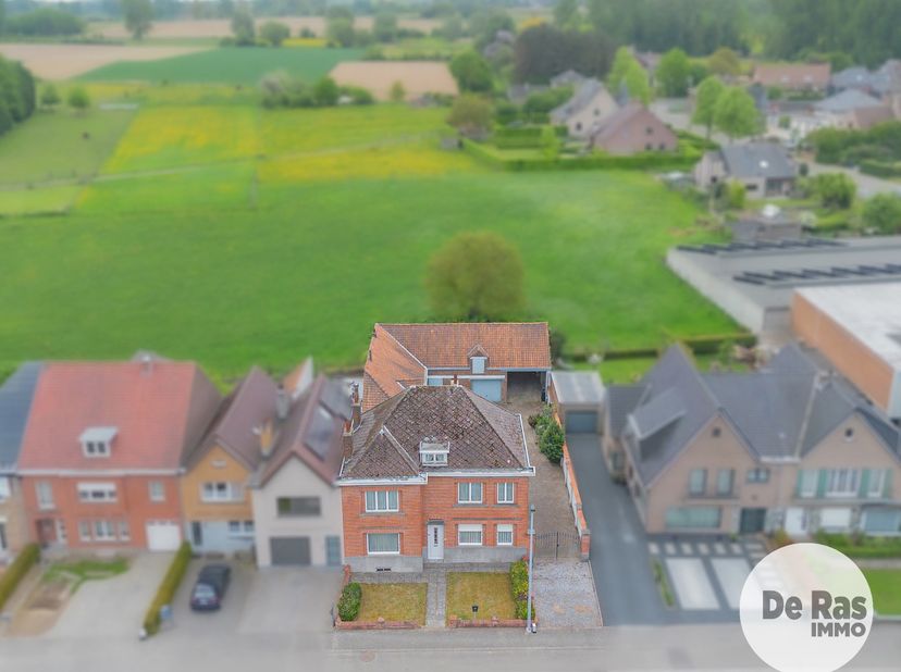 BURST - Deze te renoveren woning met bijgebouwen biedt u heel wat mogelijkheden. Alle voorzieningen zoals supermarkten, scholen, winkels, openbaar ver