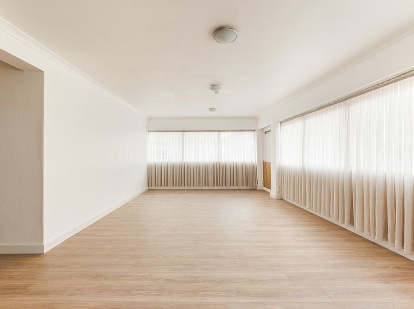Espace multifonctionnel au rez-de-chaussée avec beaucoup de lumière, de visibilité et de nombreuses possibilités<br />
<br />
Cet appartement de 56