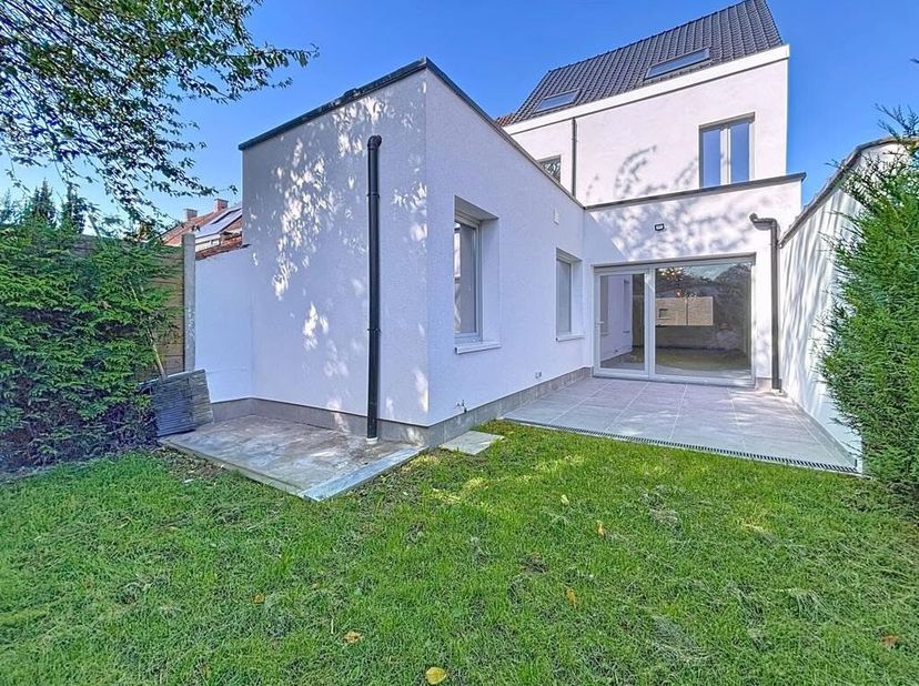 Op deze vlotte ligging te Izegem, bevindt zich deze ruime, gerenoveerde gezinswoning. Deze woning bevat 4 grote slaapkamers en twee badkamers.<br />
B