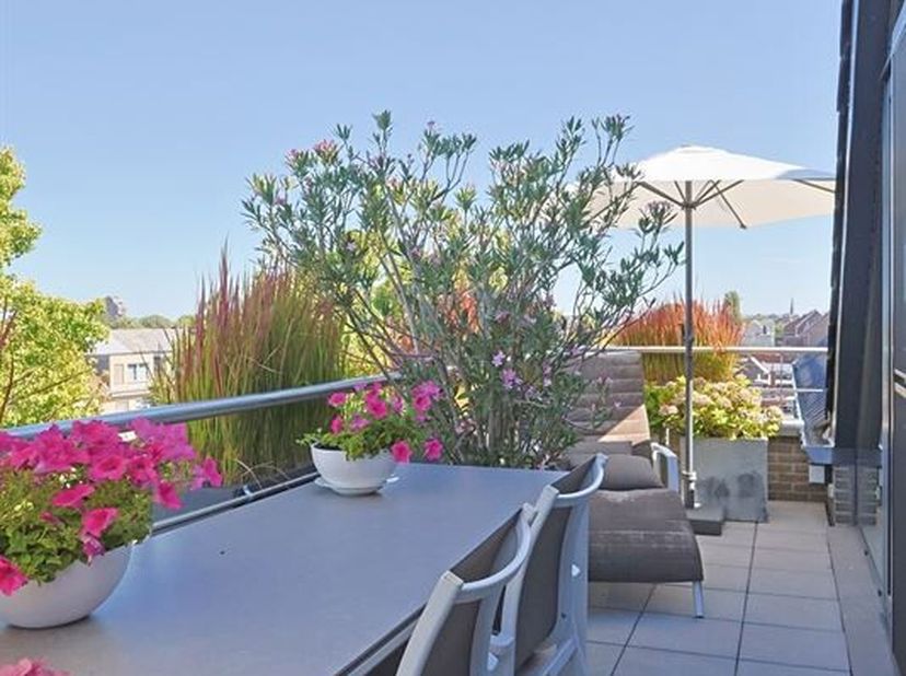Dit uitzonderlijk ruim duplexappartement van maar liefst ± 185m² combineert luxe, comfort en privacy. <br />
Centrale ligging binnen de Grote Ring op
