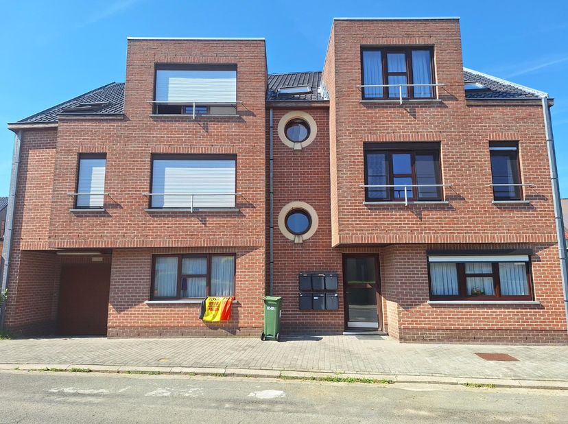 Plan uw bezoek zelf in via onze website: www.woonkantoor.be<br />
U hoeft niet te bellen of mailen.<br />
Appartement op de eerste verdieping (geen li