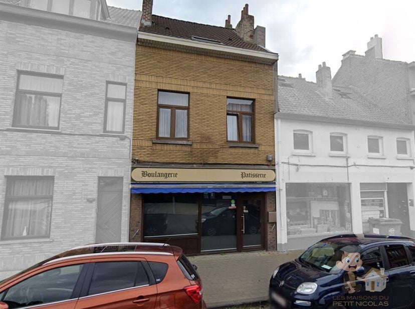 Maison avec commerce à vendre<br />
 Superficie habitable : 133 m²<br />
 Surface commerce : 110 m²<br />
 Terrain : 120 m²<br />
 Chambres : 2<br />