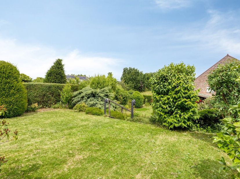 Te renoveren gezinswoning met 4 slaapkamers, garage en ruime tuin op rustige toplocatie<br />
Bent u op zoek naar een woning die u volledig naar uw ei
