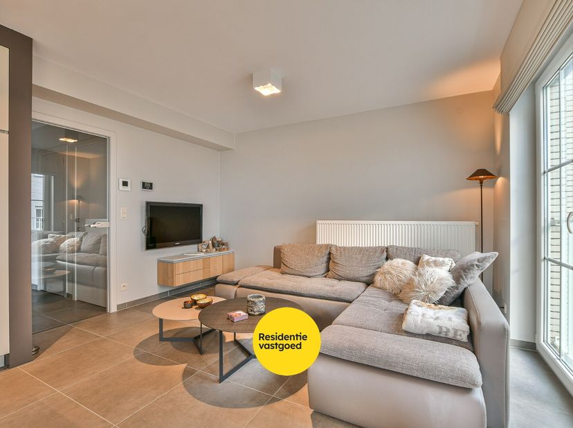 Dit prachtige appartement, met een verfijnde afwerking en een stijlvol interieur, is gelegen in de exclusieve residentie 'Jardin del Mar'. Het bevindt