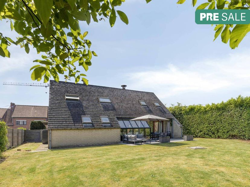Op een gunstige locatie bevindt zich deze ruime gezinswoning, oorspronkelijk gebouwd in 1987 en grondig gerenoveerd in 2005. Dankzij haar bewoonbare o