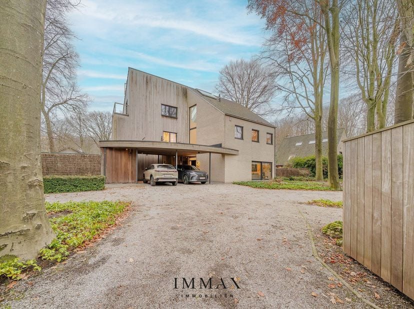 Située dans la prestigieuse région de Beisbroek, cette villa se trouve sur un vaste terrain de 1 519 m² et bénéficie d'un emplacement exceptionnel, ca