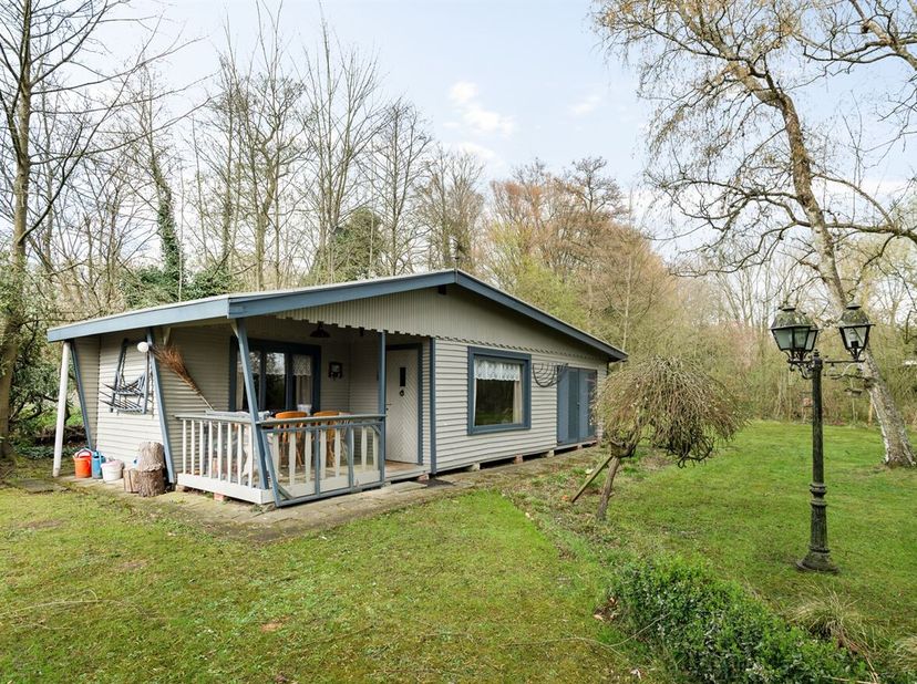 Charmante chalet gelegen in een rustige idyllische omgeving nabij het centrum van Schilde!<br />
Een overdekt terras dat toegang biedt tot de woon- en