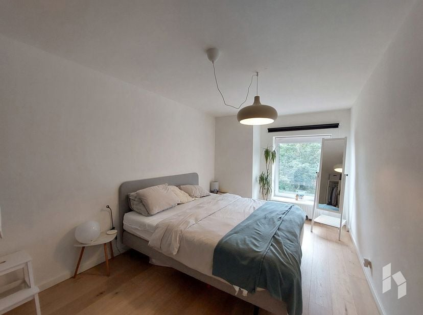 Mooi duplex appartement (113 m²) met 2 slaapkamers en ruim dakterras in het centrum van Leopoldsburg! <br />
Ondergronds is er een parking aanwezig.<b