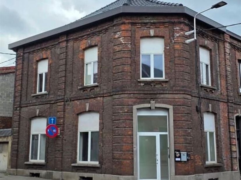 Immeuble de rapport 3 appartements rénovés  Rendement brut de 9,86 %. <br />
Situé à la Rue Bethléem 138 à Charleroi, cet immeuble de rapport représen