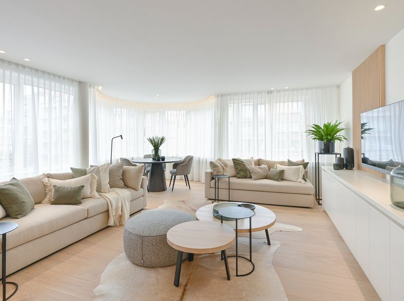 Op een goede ligging in het centrum van Knokke bevindt zich dit stijlvol gerenoveerde hoekappartement met drie volwaardige slaapkamers en een prachtig