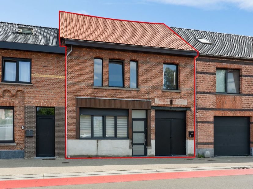 Gelegen in de Stationsstraat in Waasmunster, geniet deze woning van een gunstige ligging met een vlotte bereikbaarheid. Het centrum van Waasmunster, w
