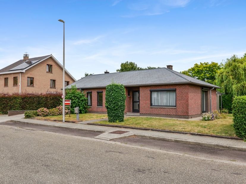 Bent u op zoek naar een vrijstaande woning met een praktische indeling en heel wat potentieel? Dan is deze open bebouwing, gelegen aan de Tiende Meist