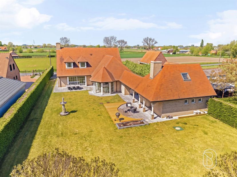 Grote degelijke perfect onderhouden klassewoning op 3000m2. <br />
<br />
Perfect onderhouden villa met ca. 400 m² bewoonbare oppervlakte, gelegen o