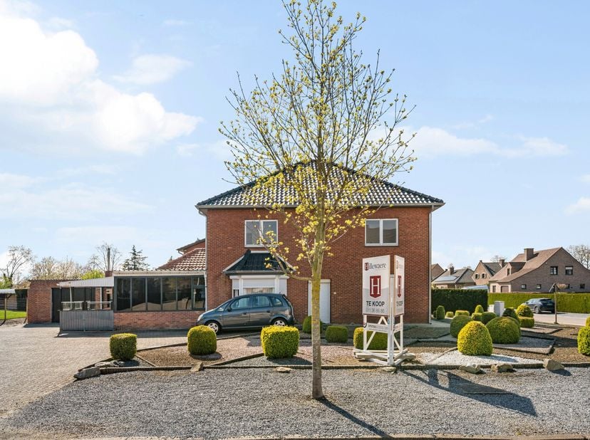 Deze woning biedt een mooie kans voor wie op zoek is naar een huis dat volledig naar eigen smaak gerenoveerd kan worden. Dankzij de ruimte en indeling