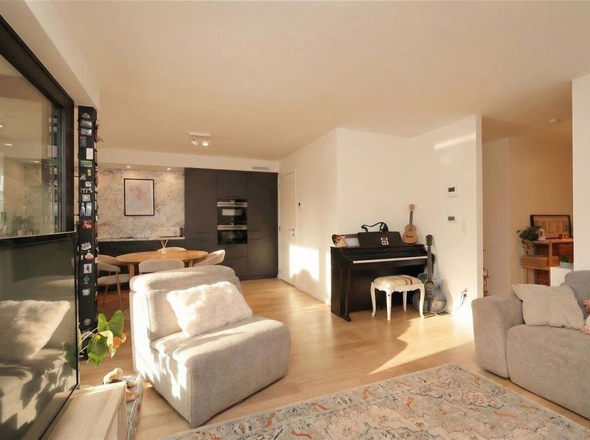 Gelijkvloers appartement met 2 slaapkamers, ruim terras én 2 autostaanplaatsen op gunstige locatie<br />
Omgeving:<br />
+ Gelegen in de Smalstraat, o