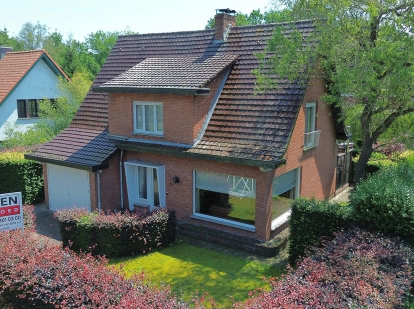 Vrijstaande woning op een prachtig gelegen perceel van 830m² op een boogscheut van de Kalmthoutse Heide<br />
<br />
De woning is gelegen in het gro