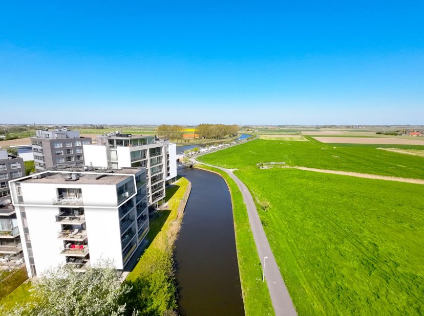 Idyllisch gelegen langs de Handzamevaart, nabij de monding met de IJzer en op wandelafstand van de jachthaven van Diksmuide, bevindt zich dit verfijnd