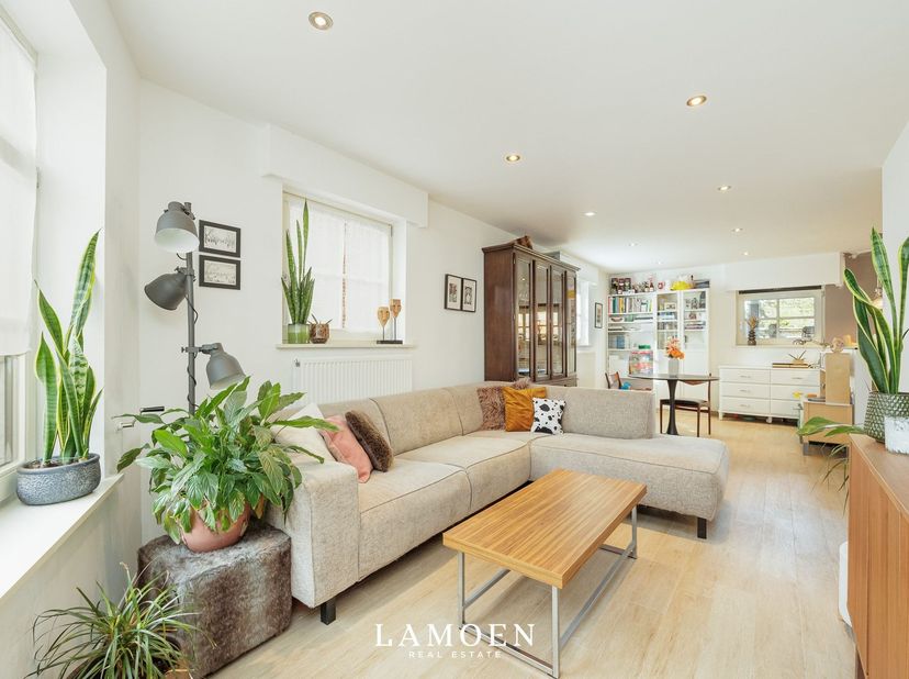 Op wandelafstand van de kerk van Retie vinden we dit recente gelijkvloerse appartement met twee slaapkamers. Winkels en horeca liggen om de hoek, en d