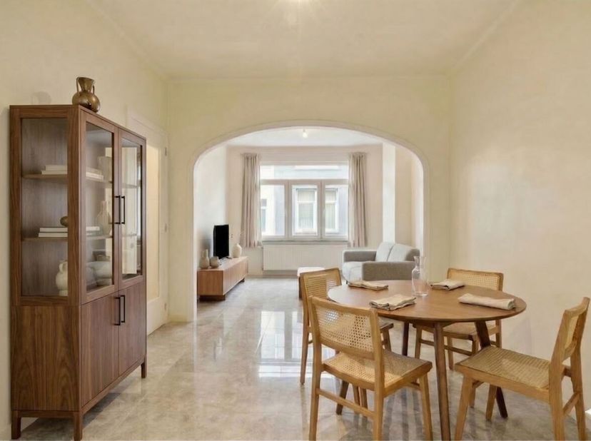 Instapklare ééngezinswoning ( 120m²) met 3 slaapkamers, stadstuin en droge kelder, in rustige straat te Antwerpen!<br />
Ligging: De ligging is een ab