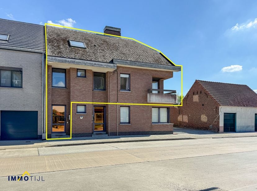 Dit ruime en lichtrijke duplex appartement bevindt zich in een kleinschalig gebouw met slechts twee entiteiten, op een uitstekende ligging op amper ti