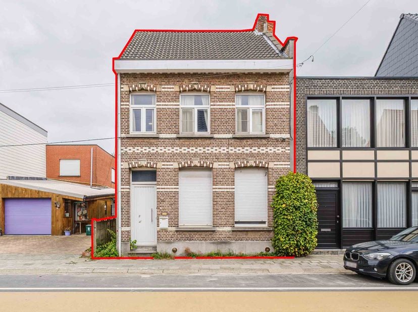 TE RENOVEREN WONING -<br />
<br />
In het centrum van Berlaar. <br />
Indeling:<br />
- gelijkvloers: inkomhal, voorplaats, woonkamer, berging, verand