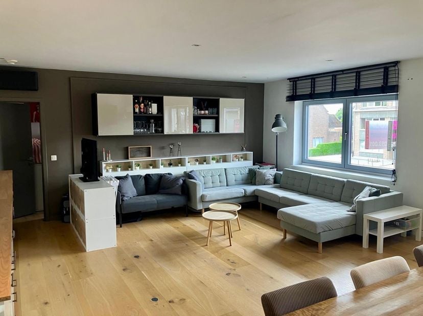 <br />
<br />
Instapklaar ruim appartement met garage, grote parkeerplaats voor minstens vier auto’s.<br />
Indeling : inkom, gastentoilet, drie ruime
