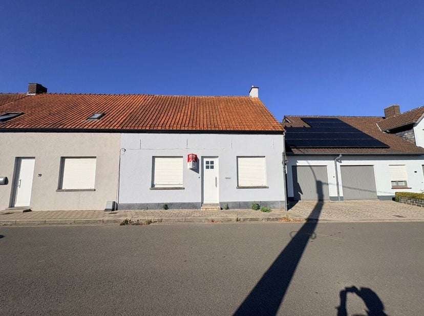 Beselare - Gerenoveerde woning met 1 slaapkamer en terras te huurIndeling:Inkom, woonkamer, moderne keuken, 2 bergingen, slaapkamer en terrasPluspunte