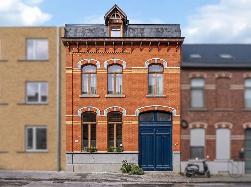SALES DAY: 22 augustus vanaf 9h30 - RICHTPRIJS: 485.000 euro<br />
Plan zelf je bezoekmoment op onze webpagina. <br />
Prachtig gerenoveerde herenwoni