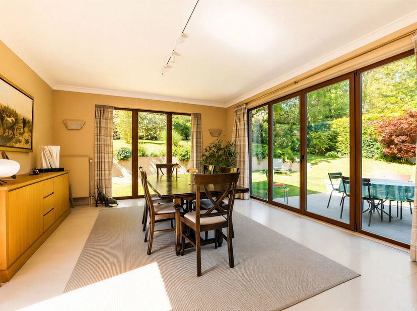 In een tuin van groen in het hart van een residentiële wijk in Ukkel, biedt deze prachtige villa in uitstekende staat een zeldzame woonomgeving die el