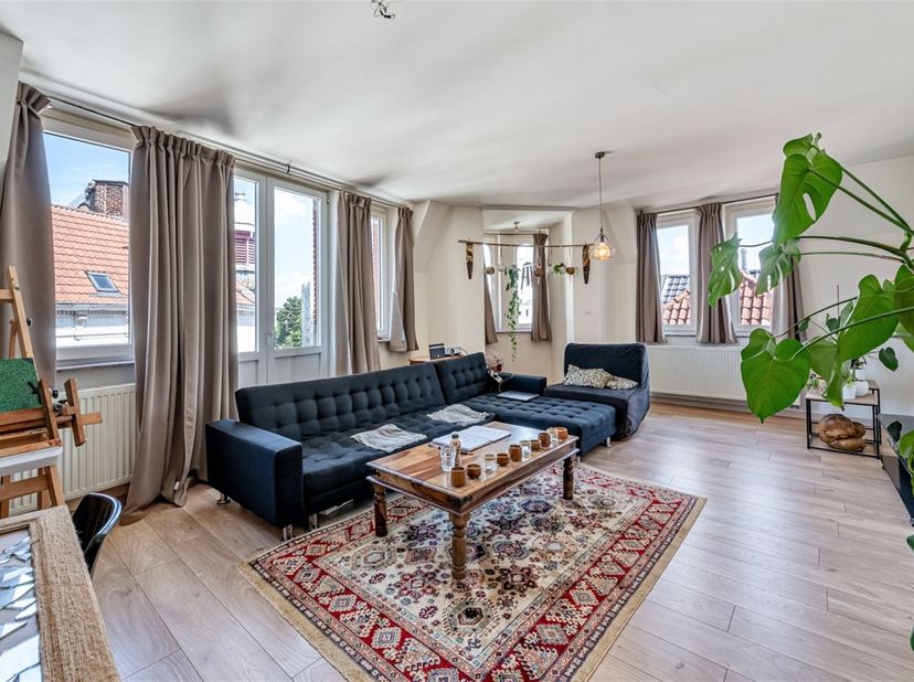 Bent u op zoek naar een appartement met potentieel op een centrale ligging in Aalst? Dan is dit appartement op de tweede verdieping zeker het ontdekke