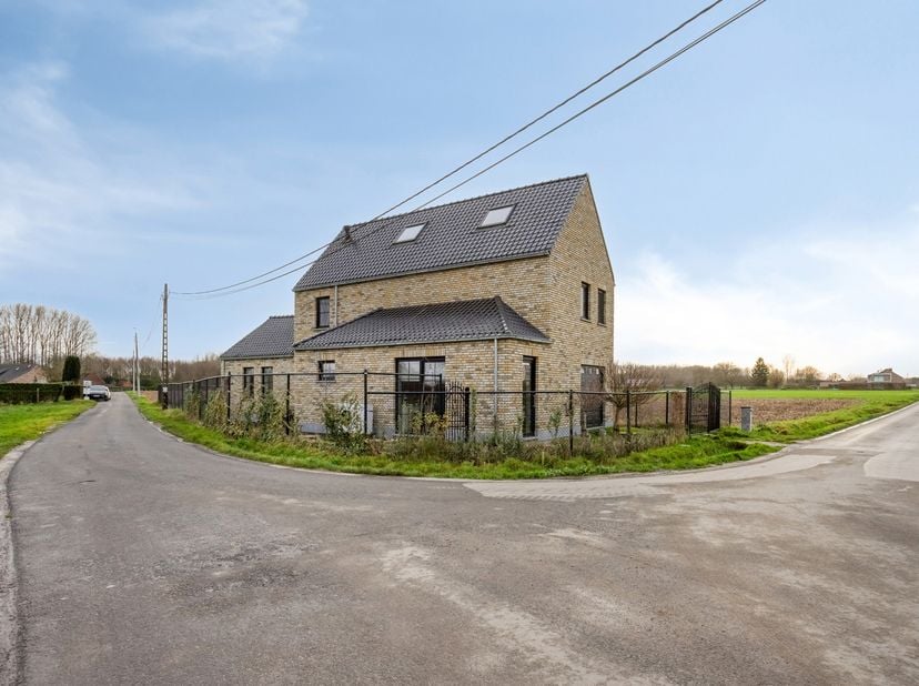Située dans un cadre calme et rural à Merchtem, au milieu des champs et avec une vue dégagée sur la verdure, cette construction récente et économe en