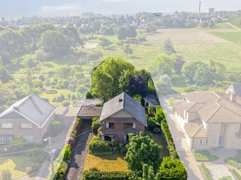 Deze woning staat op een ruim perceel van 14 are 45 centiare en beschikt over een bewoonbare oppervlakte van circa 194 m². Bovendien bevinden tal van