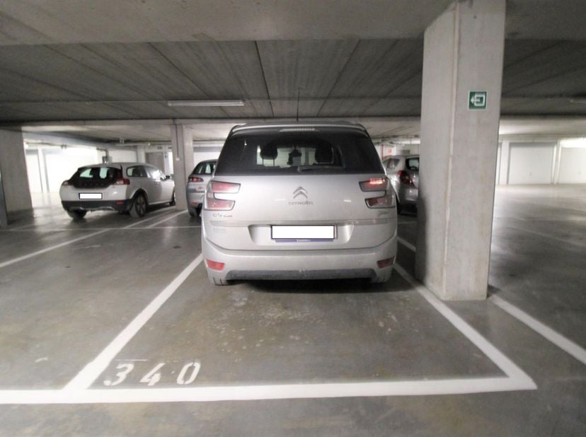 Deze ondergrondse staanplaats is gelegen in het centrum van Roeselare (De Munt). (verdieping -2)<br />
Het complex is afgesloten met een slagboom en i