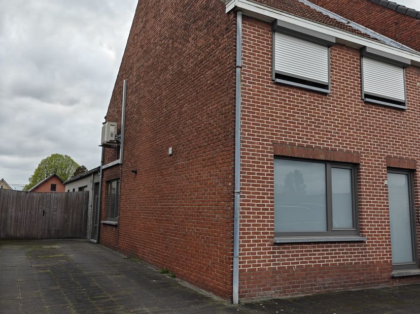 Halfopen bebouwing in Beerse<br />
<br />
Deze gerenoveerde woning omvat een gezellige woonkamer met een open keuken die voorzien is van een airco. De