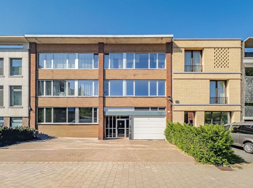 Dit stijlvol appartement bevindt zich in een rustige zijstraat van de levendige Fruithoflaan, met een ruim aanbod aan winkels en een vlotte verbinding