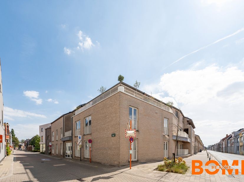 Op zoek naar een instapklaar appartement met een kwalitatieve afwerking, twee volwaardige slaapkamers en een zonnig terras? Dit verzorgde appartement