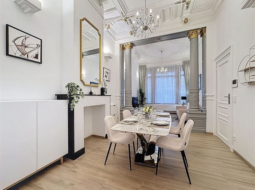 Quartier Madou - Schitterende 2-slaapkamer souplex flat met binnenplaats van +/- XXm² gelegen op de begane grond van een gebouw met 3 verdiepingen als