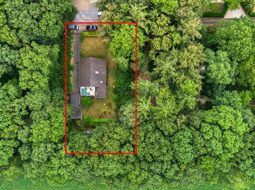 De woning is gelegen in een zeer rustige, doodlopende straat op een uitzonderlijke locatie in het groen. Hier geniet u van maximale rust en privacy, t