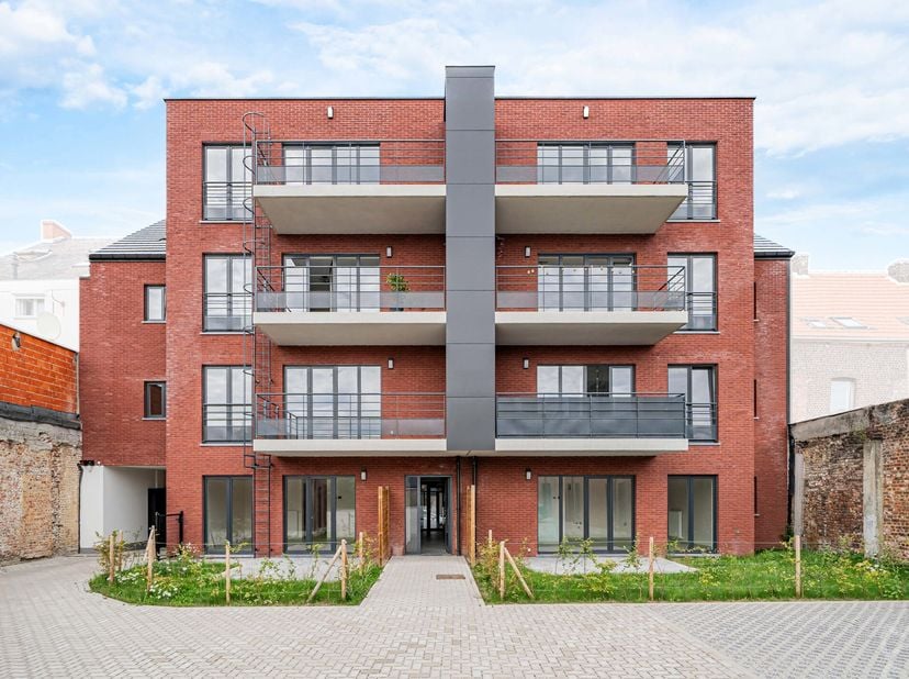 Trazegnies, dicht bij het centrum, groene ruimtes en alle voorzieningen en toch dicht bij de hoofdwegen. Dit appartement van 74 m² heeft 2 kamers waar