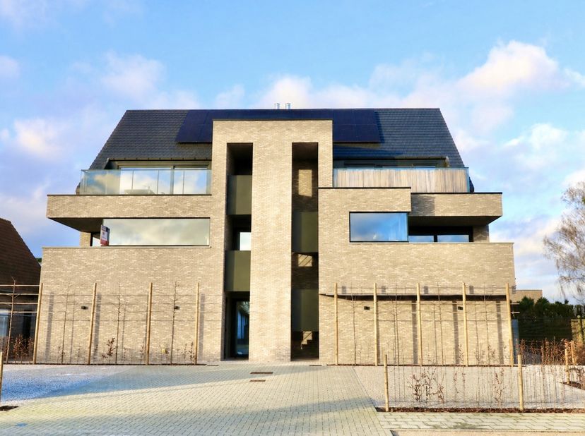 Ontdek dit prachtige, recente appartement, waar hedendaags wooncomfort en een stijlvolle afwerking perfect samengaan. <br />
Gelegen in het rustige en