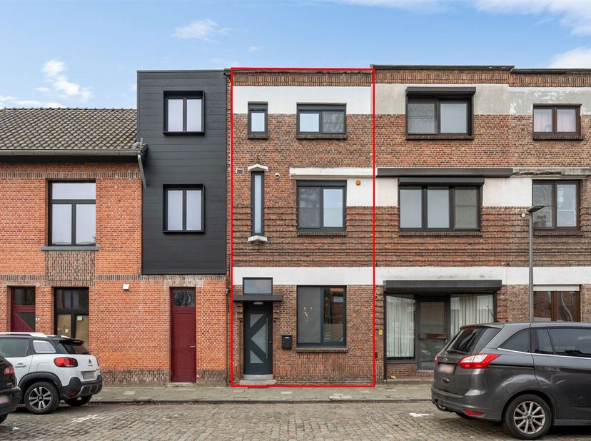 Instapklare gezinswoning met 3 slaapkamers<br />
Gelijkvloers<br />
Via de inkomhal betreedt u de woning. De leefruimte is aangenaam en licht en wordt