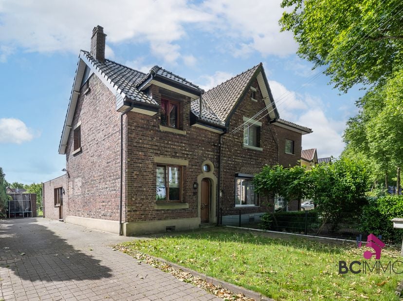 Ligging<br />
Deze halfopen woning is gelegen in de voormalige mijnwerkerswijk Tuinwijk te Waterschei (Genk),<br />
een rustige en kindvriendelijke bu
