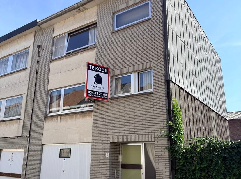 Bent u op zoek naar een gezellige woning met garage, stadstuin en een uitstekende ligging in het centrum van Geraardsbergen? Dan is deze bel-etagewoni