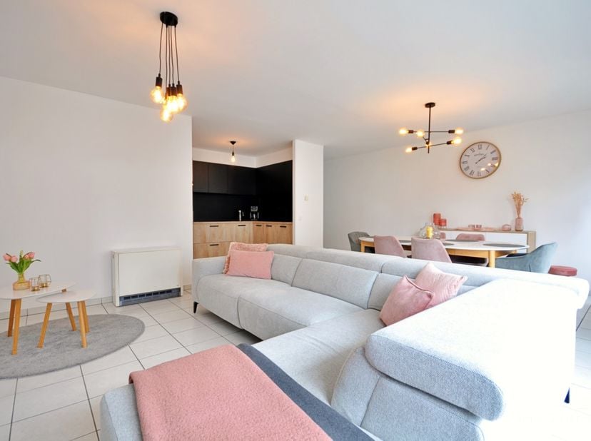 Gelegen in het hart van Avelgem bevindt dit gerenoveerde appartement zich op een toplocatie. Winkels, horecazaken, scholen en openbaar vervoer liggen